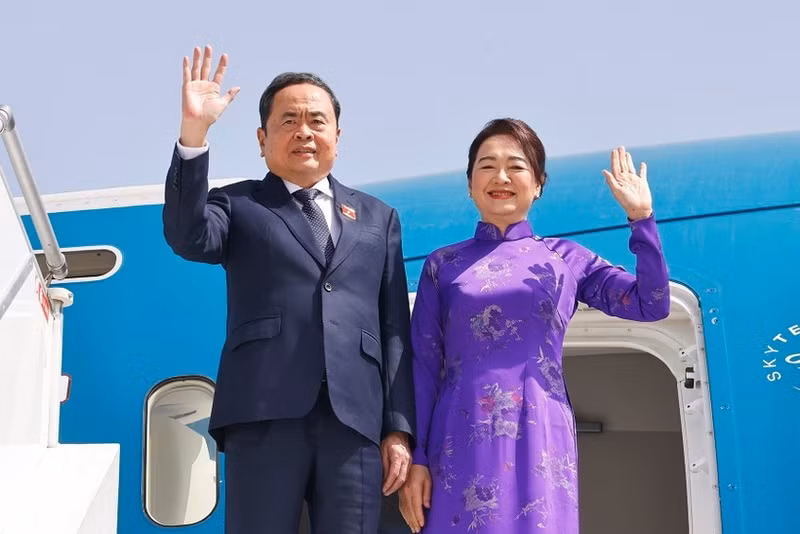 El presidente de la Asamblea Nacional de Vietnam, Tran Thanh Man, y su esposa Nguyen Thi Thanh Nga en el aeropuerto internacional Salé de Rabat (Foto: VNA)