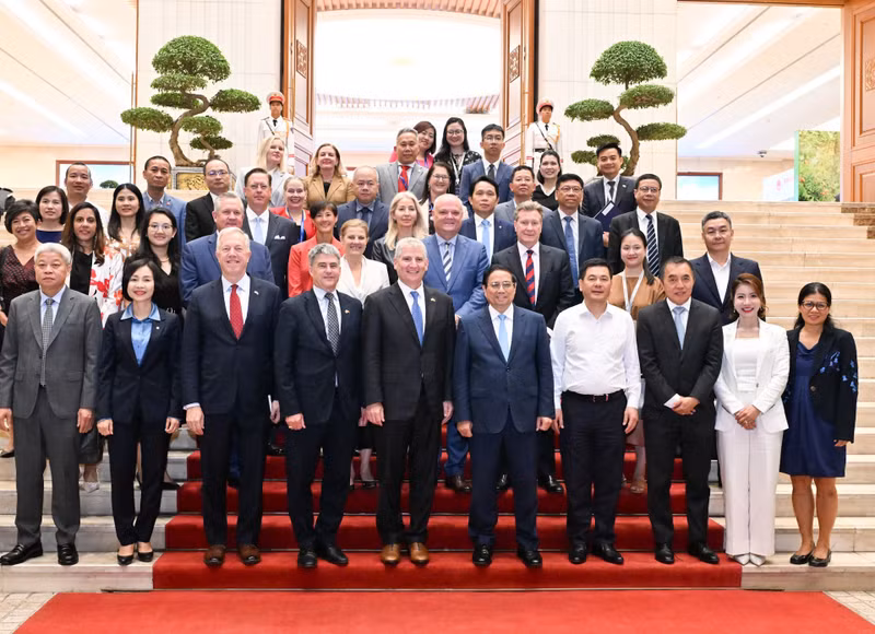 El primer ministro vietnamita Pham Minh Chinh y representantes de Consejo Empresarial Estados Unidos-Asean. (Foto: Nhan Dan)