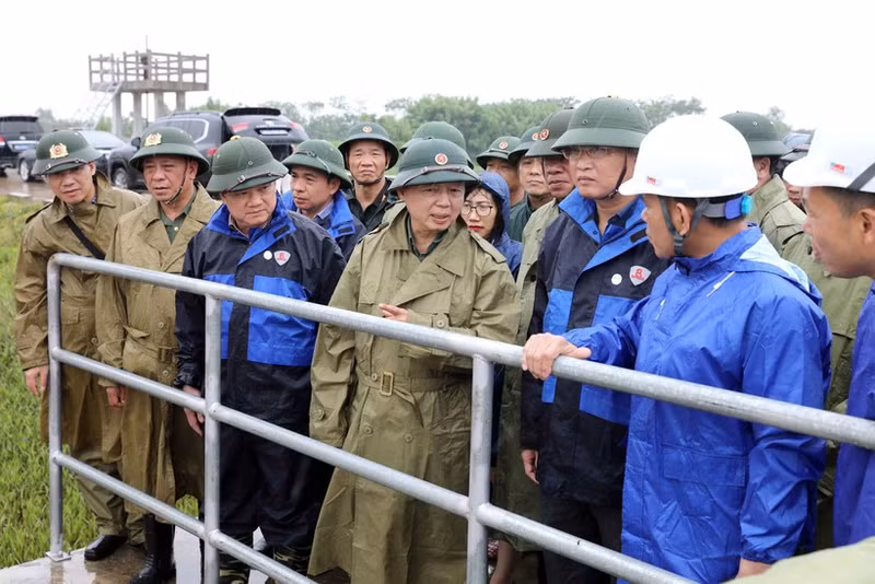 El viceprimer ministro Tran Hong Ha inspecciona los preparativos para la prevención de tifones en la provincia norteña de Hung Yen (Foto: VNA)