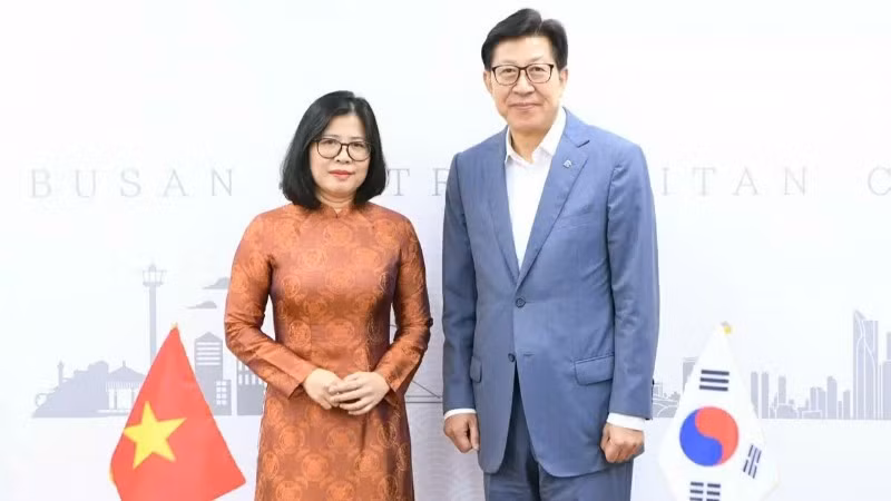 La cónsul general de Vietnam en Busán, Doan Phuong Lan, y el alcalde de Busán, Park Heong Joon. (Foto: Consulado General de Vietnam en Busán)