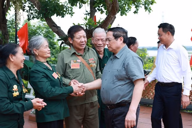 El primer ministro Pham Minh Chinh se reúne con los veteranos en el Templo de los Mártires de Truong Son, en la terminal de ferry de Long Dai. (Foto: VNA)