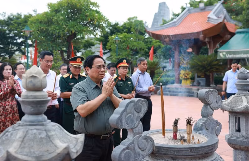 El primer ministro de Vietnam, Pham Minh Chinh, rinde homenaje en el templo dedicado al Presidente Ho Chi Minh y los mártires en el distrito de Dong Hoi (Foto: VNA)