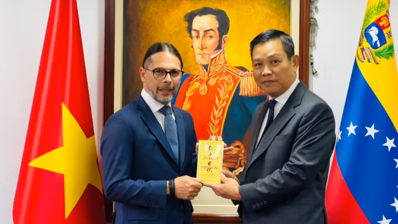 El embajador vietnamita en Caracas, Vu Trung My, entrega al vicepresidente de Venezuela, Freddy Nánez, la colección de poemas “Diario de prisión” del Presidente Ho Chi Minh, traducida al idioma español. (Foto: Embajada de Vietnam en Venezuela)