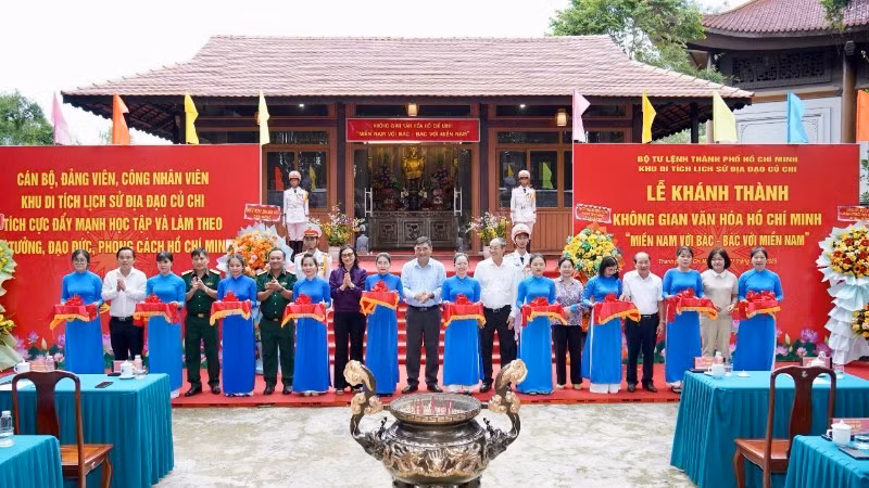 Los delegados cortan la cinta inaugural del Espacio Cultural Ho Chi Minh en los túneles de Cu Chi.