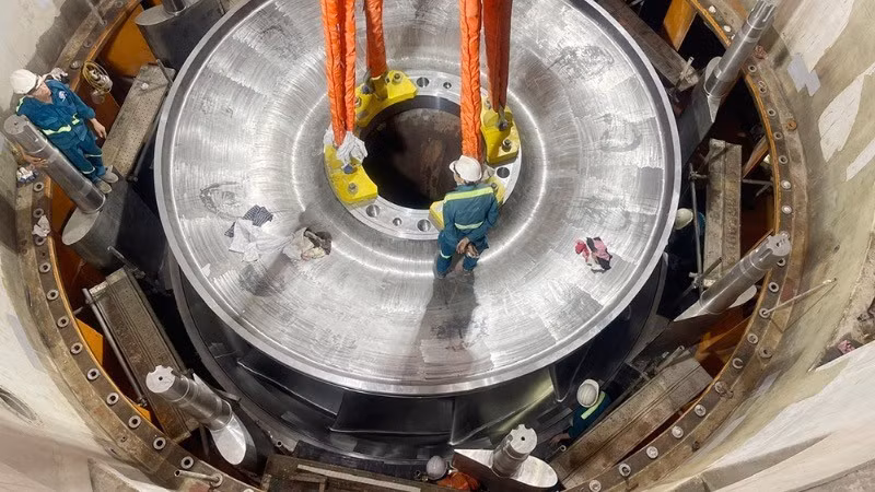 Instalación del rotor de la primera turbina del proyecto (Foto: VNA)