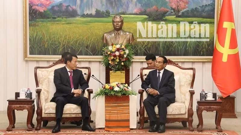 El ministro vietnamita de Seguridad Pública, general Luong Tam Quang. realiza una visita de cortesía a Bounthong Chitmani, miembro del Buró Político, miembro permanente del Secretariado del Comité Central del PPRL y vicepresidente de Laos (Foto: Nhan Dan)