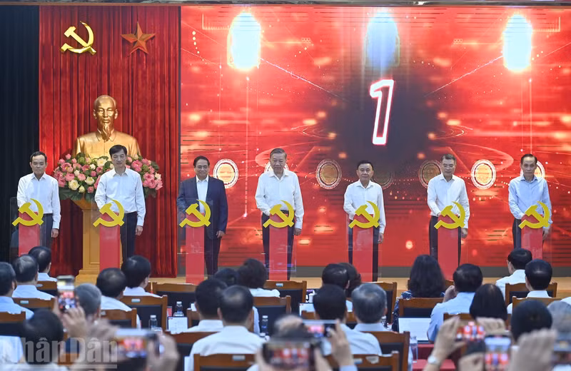 El secretario general del PCV, To Lam (en el medio), el primer ministro Pham Minh Chinh (izquierda), y el miembro permanente del Secretariado del Comité Central del Partido, Tran Cam Tu, y los delegados lanzan tres plataformas digitales vitales para el cumplimiento de la Resolución No. 57-NQ/TW. (Foto: Nhan Dan)