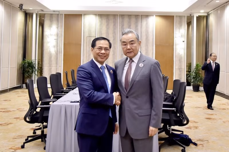 El viceprimer ministro y canciller de Vietnam, Bui Thanh Son, y canciller de China, Wang Yi. (Foto: VNA)