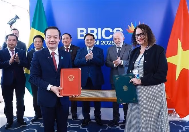 Los dos líderes son testigos del intercambio de memorando de entendimiento entre el Ministerio de Ciencia y Tecnología de Vietnam y el Ministerio de Ciencia, Tecnología e Innovación de Brasil. (Foto: VNA)