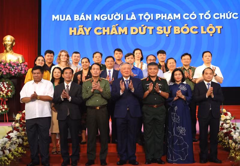 El viceprimer ministro permanente de Vietnam, Nguyen Hoa Binh, y los delegados participantes en la cita (Foto: VNA)