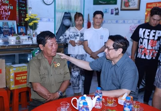 El primer ministro Pham Minh Chinh visita y entrega obsequios a la familia del inválido de guerra Huynh Van Anh en el distrito de Chau Doc. (Foto:VNA)