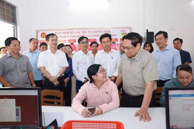 El primer ministro Pham Minh Chinh inspecciona el funcionamiento del Centro de Servicios de la Administración Pública de la comuna de My Hiep, provincia de Dong Thap. (Foto: VNA)