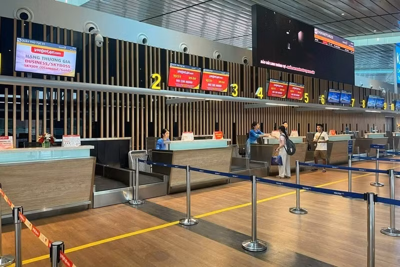 La Autoridad de Aviación Civil de Vietnam (CAAV) ha ordenado la suspensión temporal de las operaciones en los aeropuertos internacionales de Van Don y Cat Bi (Foto: VNA)