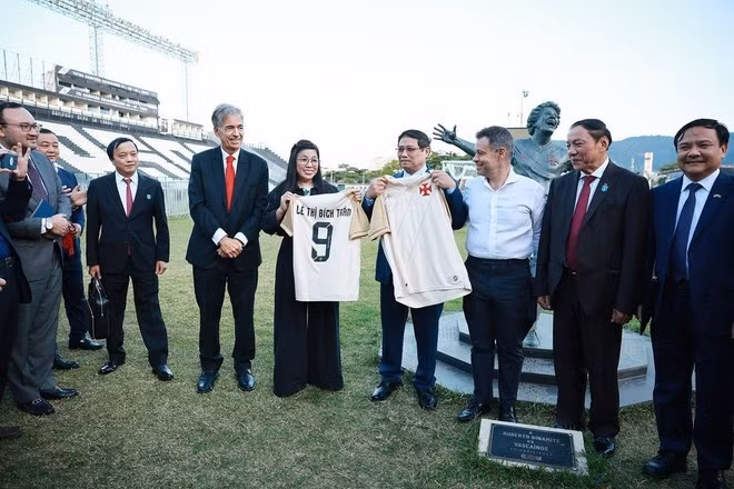 El primer ministro Pham Minh Chinh (4to desde la derecha) y su cónyuge (5o desde la derecha) reciben camisetas del Club de Fútbol Vasco da Gama. (Foto: VNA)