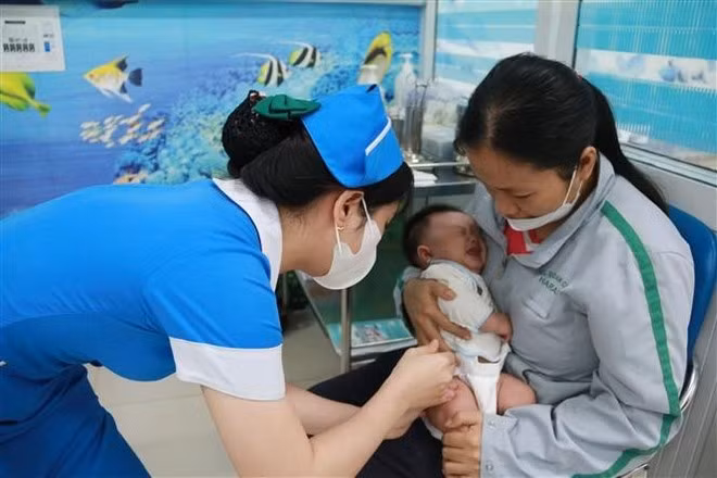 Vietnam ha logrado avances notables en su programa de inmunización infantil (Foto: VNA)