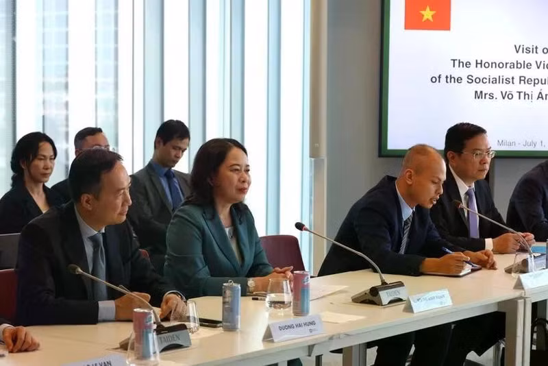 La vicepresidenta Vo Thi Anh Xuan en la reunión con el presidente del Gobierno Regional de Lombardía, Attilio Fontana (Foto: VNA)