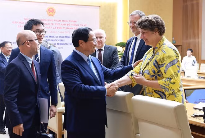 El primer ministro Pham Minh Chinh y los delegados en la reunión. (Foto: VNA)