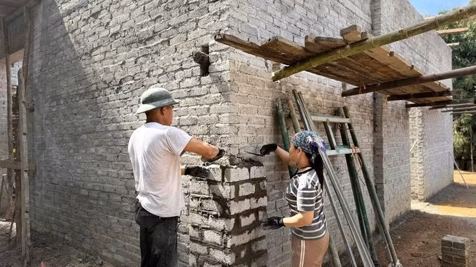 Realizan la erradicación de viviendas temporales y deterioradas en la comuna de Na Ri. (Foto: VNA)