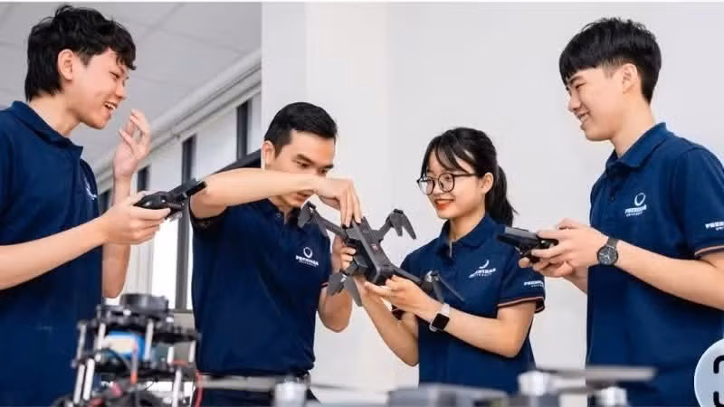 Estudiantes de la Universidad Phenikaa durante una sesión práctica de tecnología.