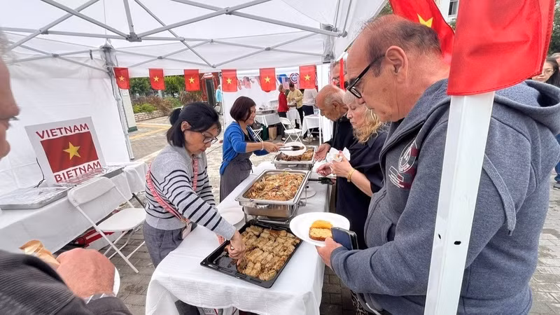 Los amigos griegos muestran gran interés por la cocina vietnamita. (Foto: Embajada de Vietnam en Grecia)