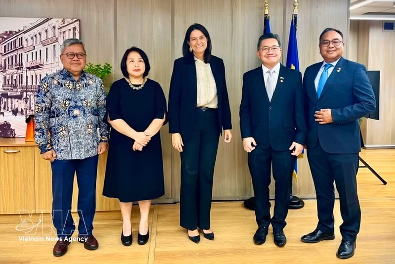 Los embajadores de los países de la Asean posan para una foto junto a la ministra de Trabajo de Grecia, Niki Kerameus. (Foto: VNA)