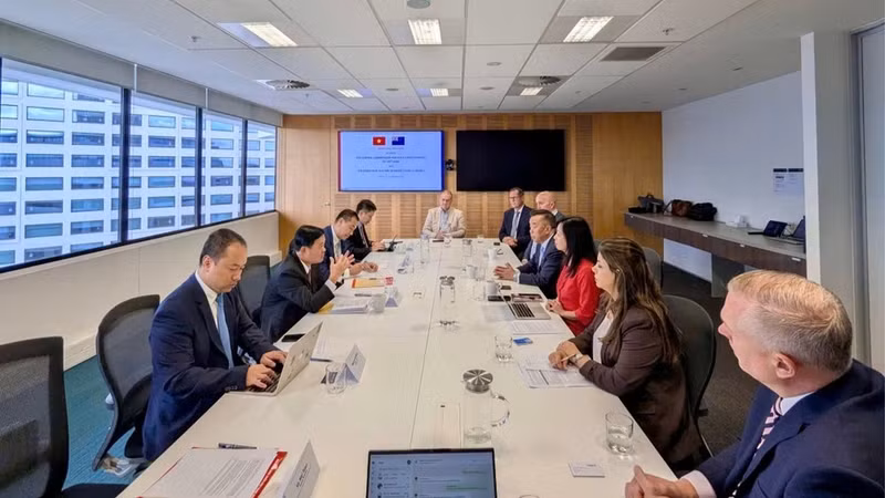 La delegación de la Comisión de Políticas y Estrategia del Comité Central del PCV se reúne en el Consejo Empresarial Asean-Nueva Zelanda. (Foto: Comisión de Políticas y Estrategia del Comité Central del PCV)