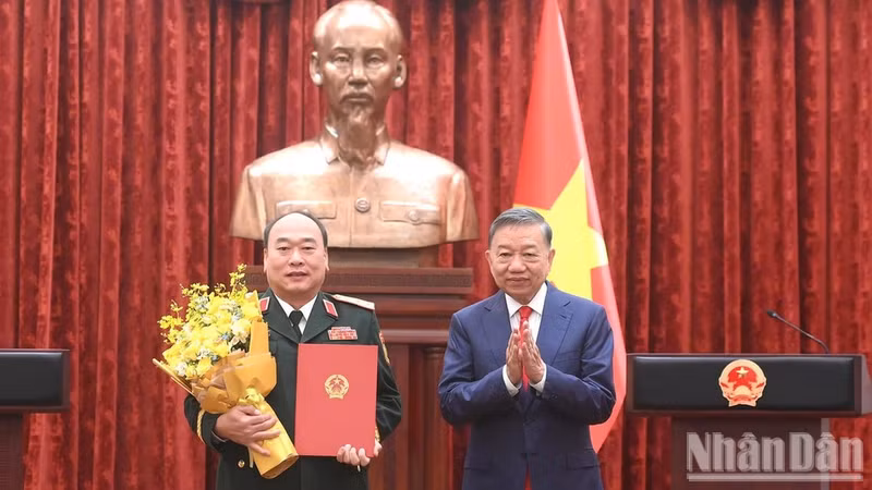 El secretario general del Partido Comunista de Vietnam y presidente de la República, To Lam (derecha), entrega la decisión sobre el ascenso al rango de coronel general al teniente general Le Quang Dao, subjefe del Estado Mayor General del Ejército Popular de Vietnam. (Foto: Nhan Dan)