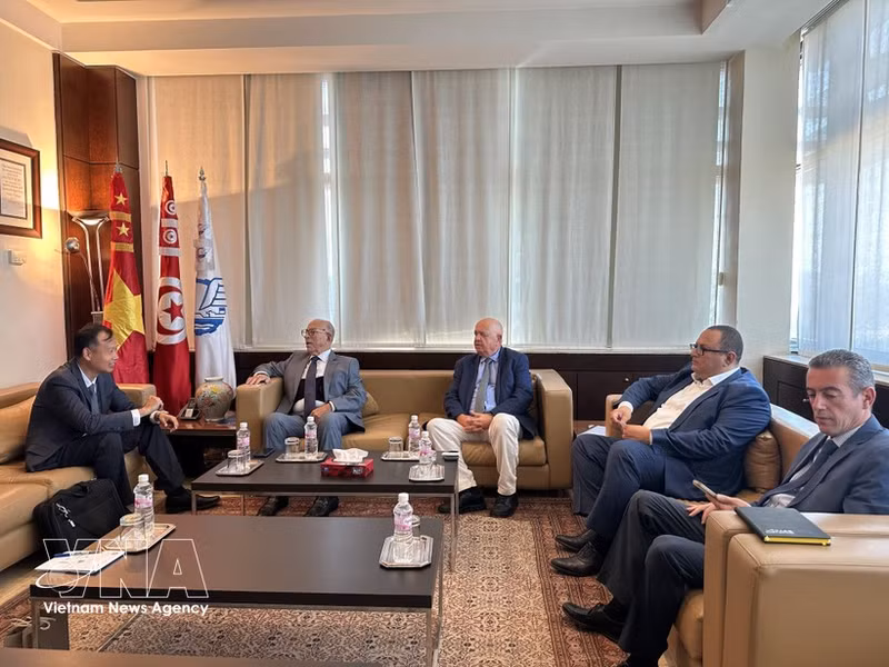 El embajador de Vietnam en Egipto, concurrente en Túnez, Nguyen Nam Duong, presenta el entorno de inversión y negocios en Vietnam. (Foto: Embajada de Vietnam en Egipto)