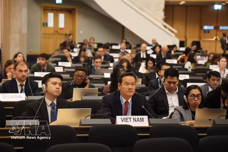 El embajador Mai Phan Dung, jefe de la Misión Permanente de Vietnam ante las Naciones Unidas, la Organización Mundial del Comercio (OMC) y otros organismos internacionales en Ginebra, habla en el debate. (Foto: VNA)