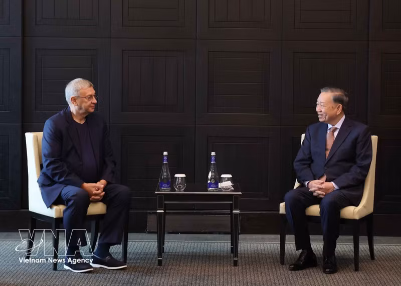 El secretario general del Partido Comunista de Vietnam y presidente del país, To Lam, se reúne con Vladimir Yevtushenkov, fundador de AFK Sistema Public JSC (Foto: VNA)