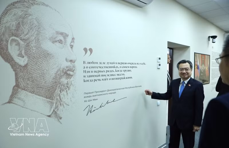 El miembro del Buró Político, secretario del Comité Central del PCV y jefe de su Comisión de Políticas y Estrategias, Nguyen Thanh Nghi, visita un aula de la RANEPA denominada “To Lam, secretario general del Comité Central del Partido Comunista de Vietnam”. (Foto: VNA)