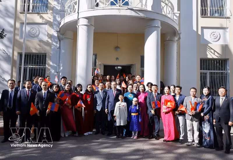 El presidente de la Asamblea Nacional de Vietnam, Tran Thanh Man, se reúne en Ulán Bator con funcionarios de la Embajada y representantes de la comunidad vietnamita en Mongolia (Foto: VNA)