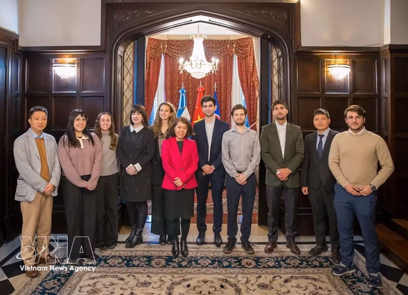 La embajadora de Vietnam en Argentina, Ngo Minh Nguyet, y miembros del grupo de jóvenes expertos del Consejo Argentino para las Relaciones Internacionales (CARI). (Foto: VNA)