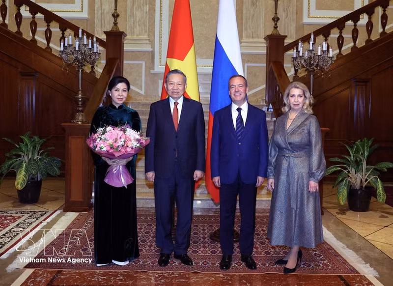 El secretario general del Partido Comunista y presidente de Vietnam, To Lam, y su esposa, junto al presidente de Rusia Unida y vicepresidente del Consejo de Seguridad de la Federación de Rusia, Dmitry Medvedev, y su esposa. (Foto: VNA)