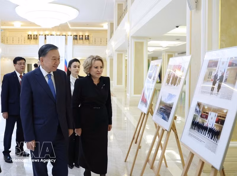 El secretario general del Partido Comunista y presidente de Vietnam, To Lam, y la presidenta del Consejo de la Federación (Senado) de la Asamblea Federal de Rusia, Valentina Matvienko, observan una exposición fotográfica sobre las relaciones entre ambos países. (Foto: VNA)