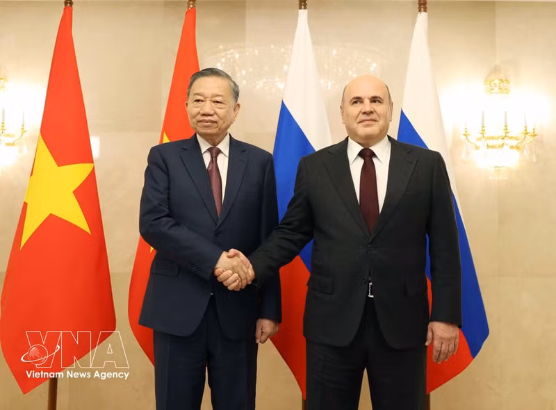 El secretario general del Partido Comunista y presidente de Vietnam, To Lam (izquierda), se reúne con el primer ministro ruso, Mikhail Mishustin. (Foto: VNA)