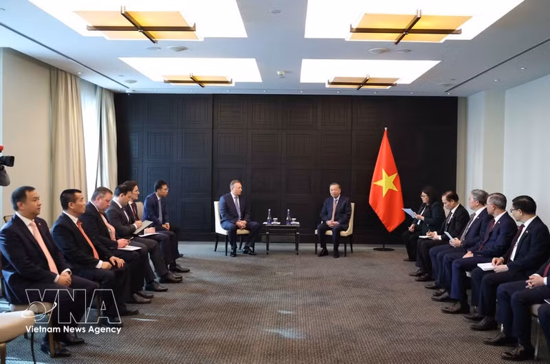 El secretario general del Partido Comunista de Vietnam y presidente del país, To Lam, se reúne con director general de Zarubezhneft JSC, Serguéi Kudryashov (Foto: VNA)
