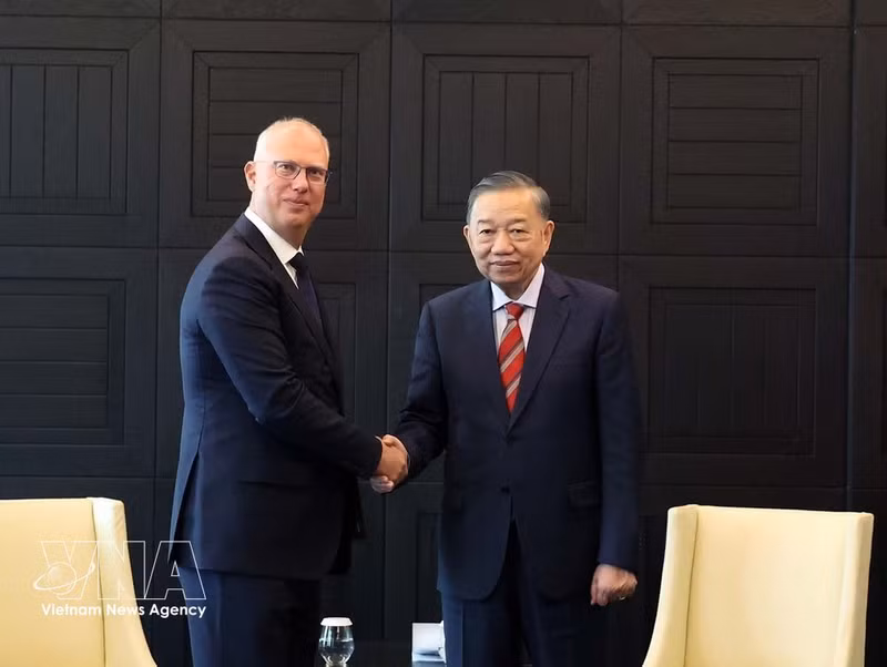El secretario general del Partido Comunista de Vietnam y presidente del país, To Lam, se reúne con Kirill Dmitriev, director ejecutivo del Fondo de Inversión Directa de Rusia (Foto: VNA)