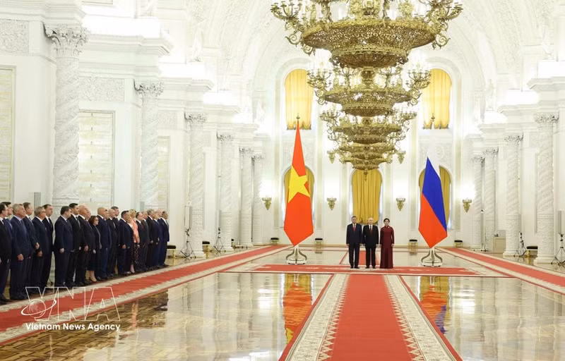 El presidente ruso Vladimir Putin preside la ceremonia de bienvenida al secretario general del Partido Comunista de Vietnam y presidente del país, To Lam, su esposa y la delegación vietnamita de alto nivel en su visita de Estado a Rusia. (Foto: VNA)