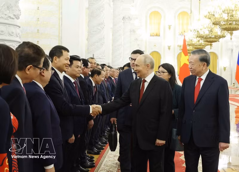 El presidente ruso Vladimir Putin y el secretario general del Partido Comunista de Vietnam y presidente del país, To Lam, junto con la delegación vietnamita (Foto: VNA)