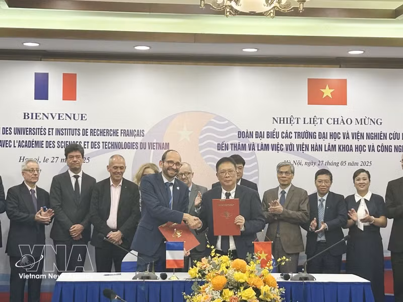 En la tarde del 27 de mayo de 2025, en Hanoi, la Academia de Ciencias y Tecnología de Vietnam celebró una reunión de trabajo con una delegación de destacados institutos de investigación y universidades de Francia. (Foto: VNA)