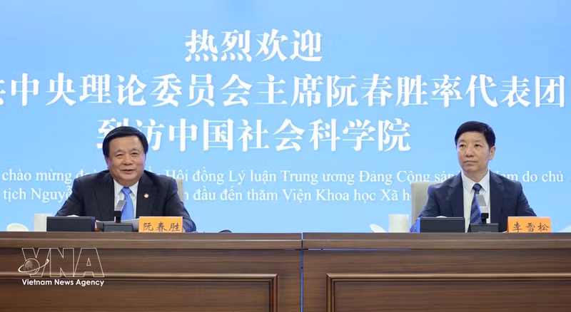 Nguyen Xuan Thang, presidente del Consejo Teórico Central, interviene en un seminario en la Academia China de Ciencias Sociales. (Foto: VNA)