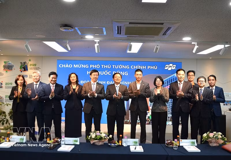 El viceprimer ministro Ho Quoc Dung visita la oficina del FPT Korea (Foto: VNA)