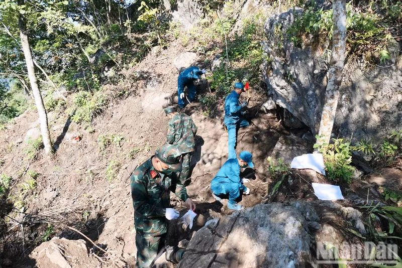 Cerca de 50 oficiales, soldados y miembros de la milicia participan en la búsqueda y recuperación de los restos de los mártires en la Colina 685. (Foto: Khanh Toan)