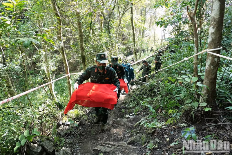 Desde el inicio de la “Campaña de 500 días y noches”, las fuerzas de búsqueda descubren dos fosas comunes, junto con numerosos restos de soldados caídos, en la Colina 685. (Foto: Khanh Toan)