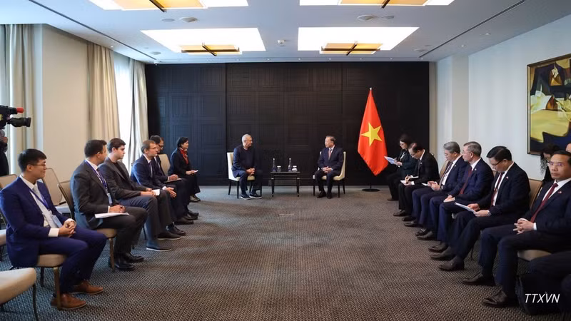 El secretario general del Partido Comunista y presidente de Vietnam, To Lam, recibe a Sergei Kudryashov, director general de la sociedad anónima Zarubezhneft JSC. (Foto: VNA)