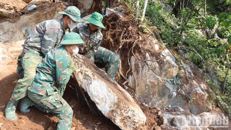Oficiales y soldados buscan a sus compañeros en la Colina 685, comuna de Thanh Thuy. (Foto: Khanh Toan)