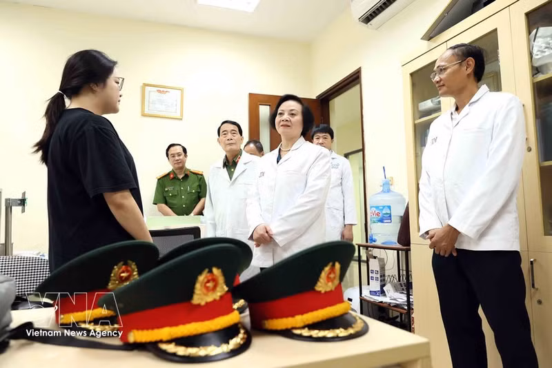 La viceprimera ministra Pham Thi Thanh Tra se reúne con el personal del Centro de Peritaje de ADN del Instituto de Biología de la Academia de Ciencias y Tecnología de Vietnam. (Foto: VNA)