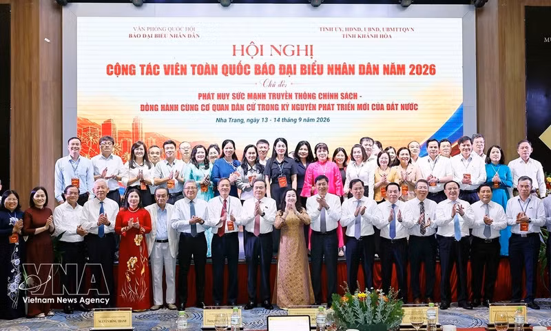 El presidente de la Asamblea Nacional de Vietnam, Tran Thanh Man, y los asistentes en la conferencia. (Foto: VNA)