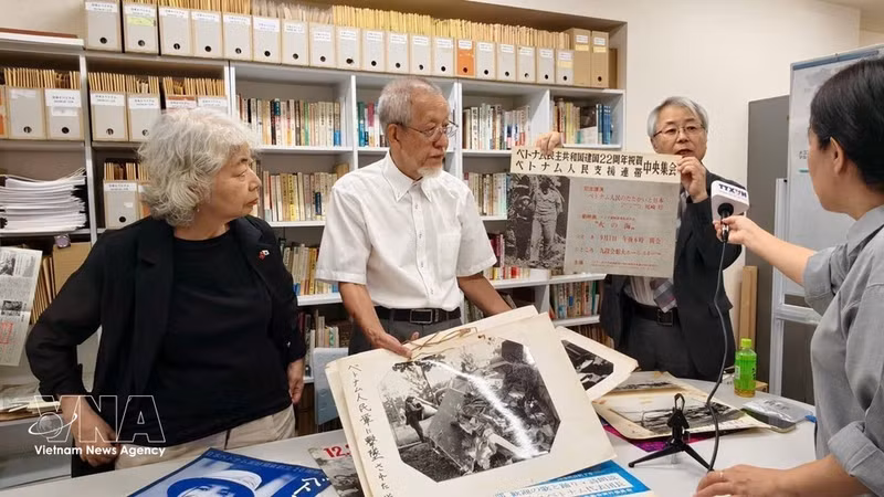 El periodista Kitagawa presenta fotografías de la guerra en Vietnam utilizadas como carteles. (Foto: VNA)